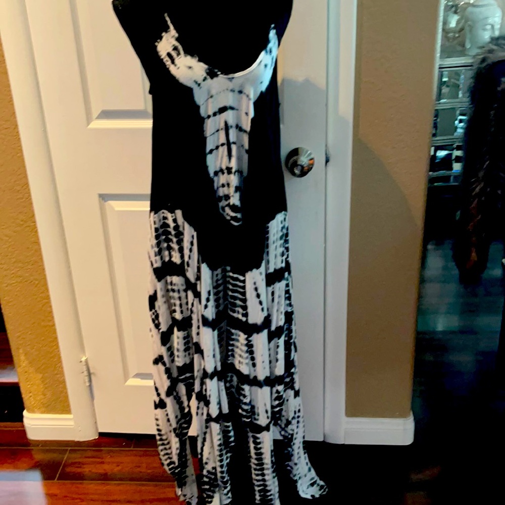 woman’s Spaghetti strap scoopneck scarf dress black and white size large